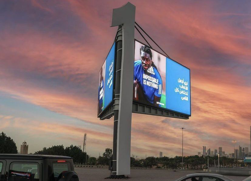 Full-color outdoor LED display on pole for energy-efficient, remotely managed DOOH advertising